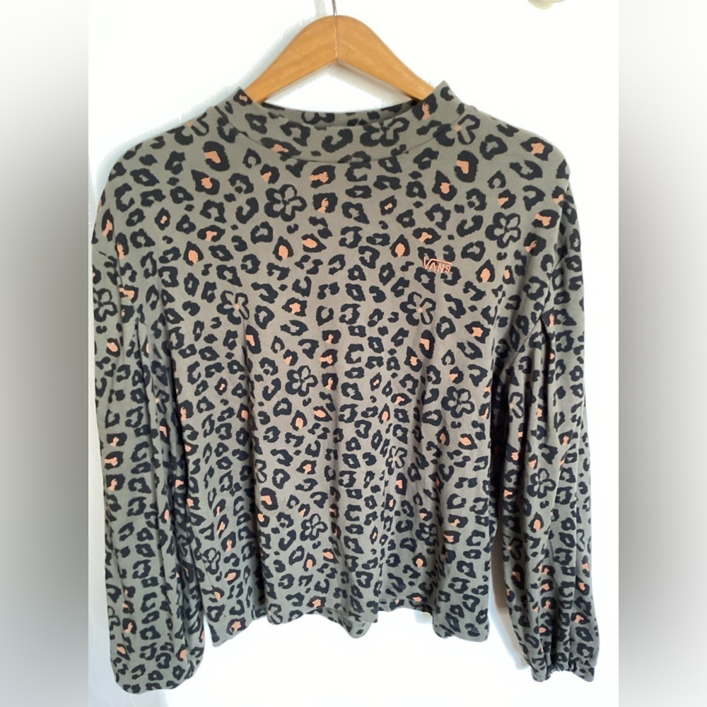 Vans Leopard Print Blouse boxy mock neck sweatshirt-SZ M
W1